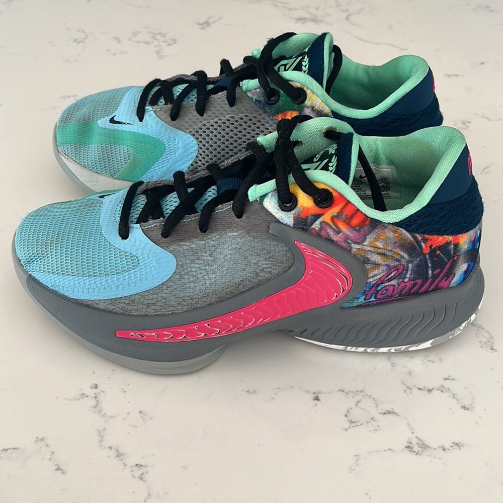 Nike Freak 4 SE basketball shoes size 5Y